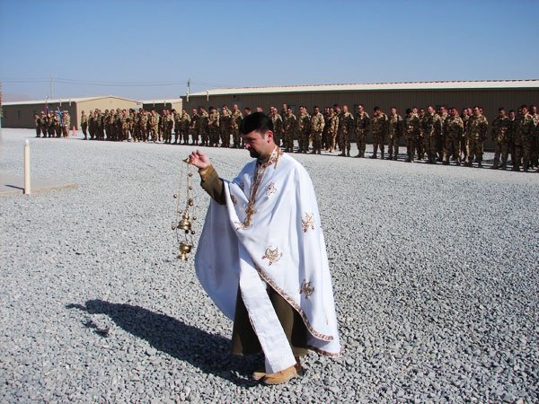 Preotul, alături de militarii aflaţi în misiune 99444