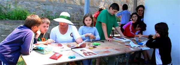 Sfinţii luminoşi din mâinile micilor iconari 99573