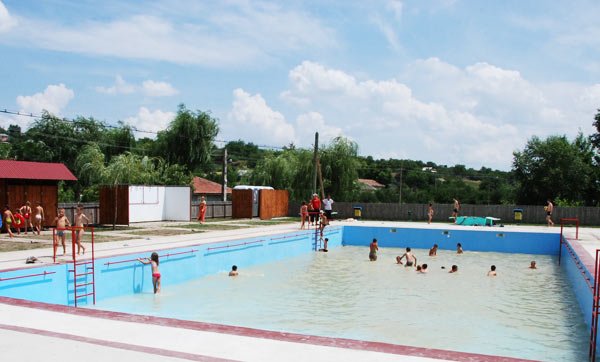 Apa din piscine poate fi sursa unor boli infecţioase 99598