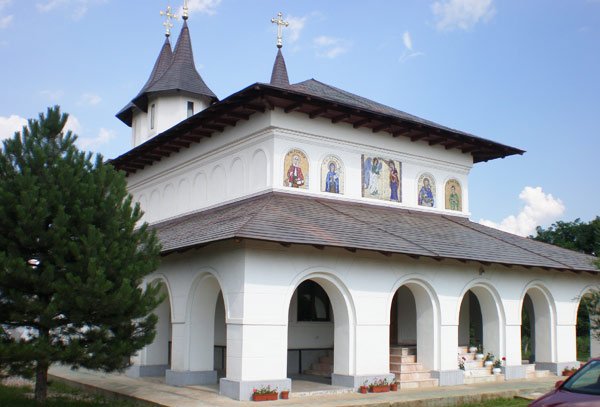 Chiroiu, mănăstirea de argint din umbra cerului de lut 99592