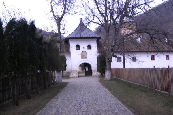 Tradiţie şi spiritualitate pe Cheile Olteţului 99620