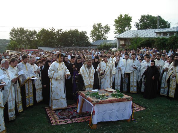 Slujire arhierească la Adam şi Vladimireşti 99671