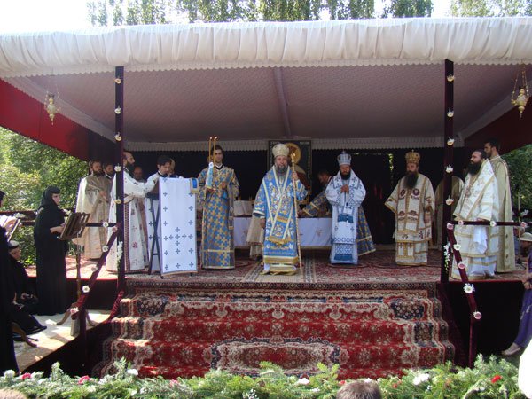 Liturghie arhierească şi manifestări culturale 99706