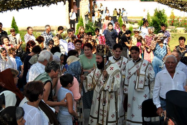 Sute de credincioşi la Mănăstirea Teiuş 99715