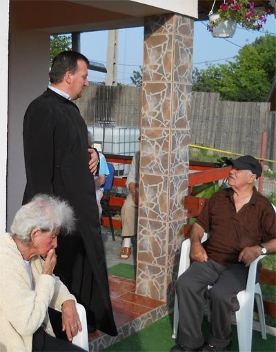 Un Sătuc fericit pentru copiii şi bătrânii singuri 99719