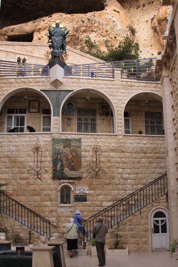 Creştini şi musulmani vindecaţi de Sfânta Tecla 99810