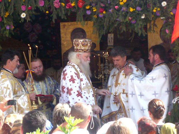 Sfinţiri de bisericiîn eparhiile Sucevei şi Iaşilor 99818