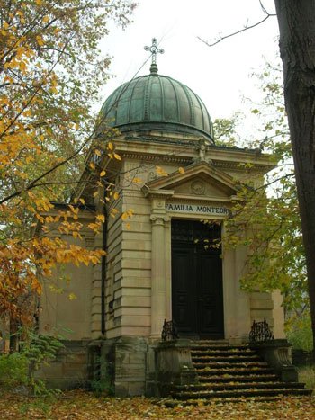 Capelă cu vitralii originale la Sărata Monteoru 99937