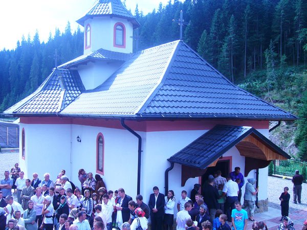 Biserica „Sf. Împ. Constantin şi Elena“ din Cruhla a fost târnosită 99971