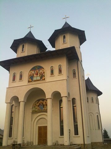 Două biserici îmbracă veşmântul sfinţirii 100028