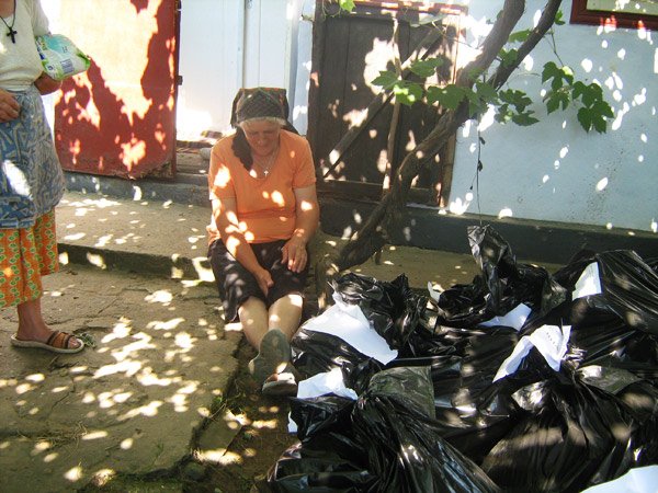 Programul Arhiepiscopiei Iaşilor pentru ajutorarea sinistraţilor 100105