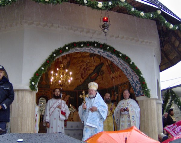 Pelerinaj la Mănăstirea Hadâmbu, chiar şi pe ploaie 100129