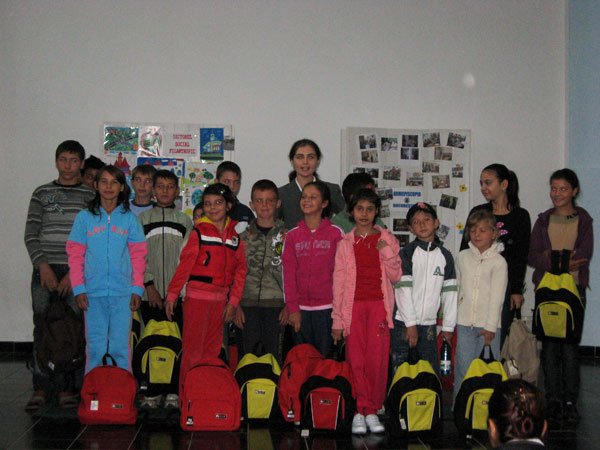 45 de copii au primit rechizite şcolare 100168