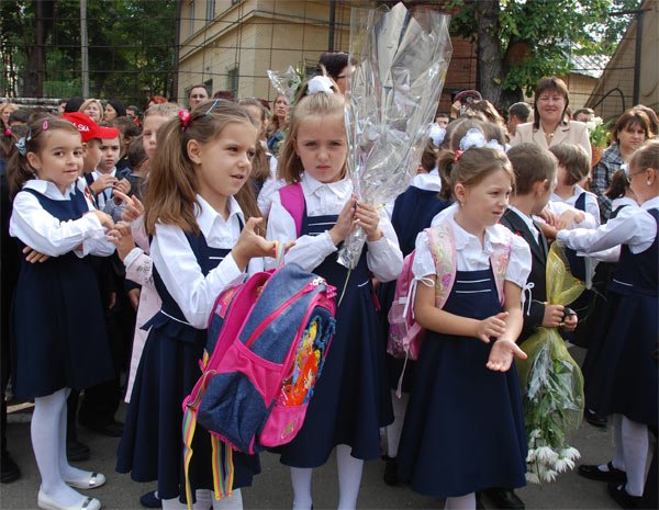 3,2 milioane de elevi încep astăzi şcoala 100219