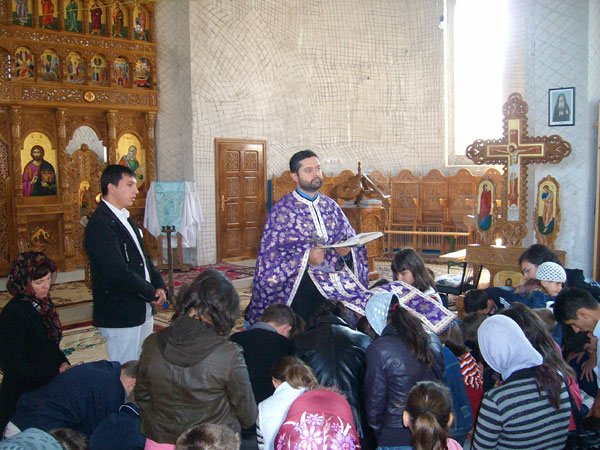 „Râvnă să fie din partea preotului, şi Dumnezeu înfăptuieşte miracole în credinţa tinerilor“ 100208