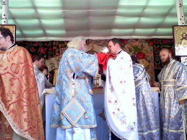 A fost resfinţită Biserica „Sfinţii Arhangheli“ din parohia Cucuteni 100232