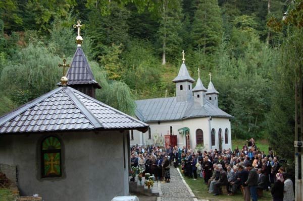 Liturghie arhierească la Izvorul Feredeului 100275