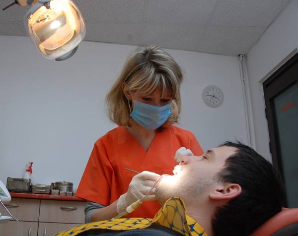 Simptome şi posibile complicaţii în abcesul dentar 100306