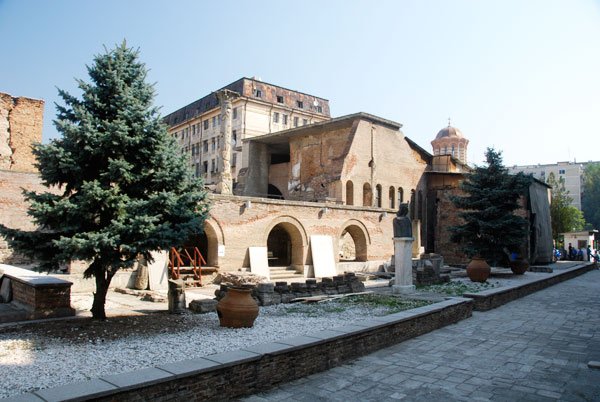 Nou şi vechi la... Curtea Veche! 100340