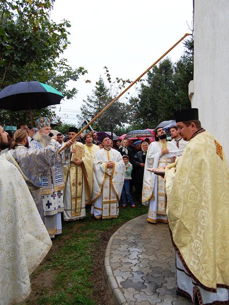Resfinţirea Bisericii „Sfinţii Împăraţi Constantin şi Elena“, o zi a împlinirii 100348