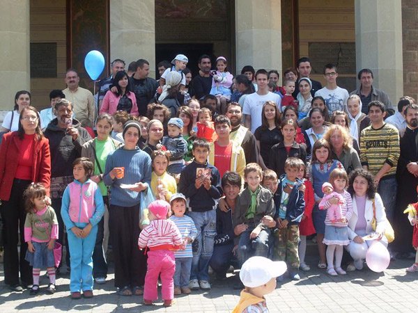 Tinerii, sub grija Maicii Domnului 100351