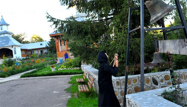 Lăcaşul ridicat din propriul moloz 100380