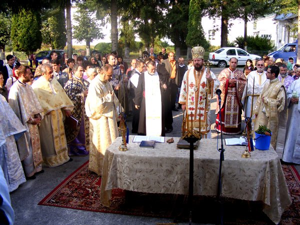 Resfinţire de biserică la Costeşti 100423