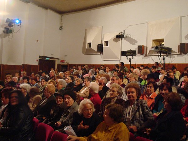 Spectacol în dar pentru vârstnicii din Oradea 100596