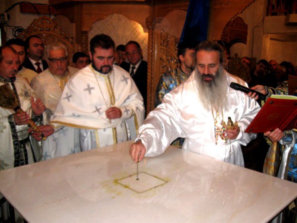 Biserica parohiei Forăşti a fost târnosită 100627