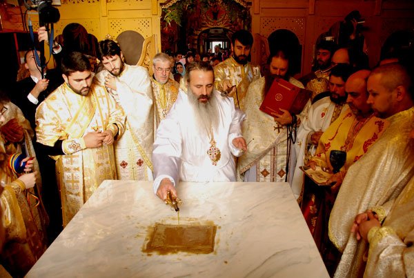 „Candela“ parohiei Vulpe, reaprinsă în ziua resfinţirii 100625