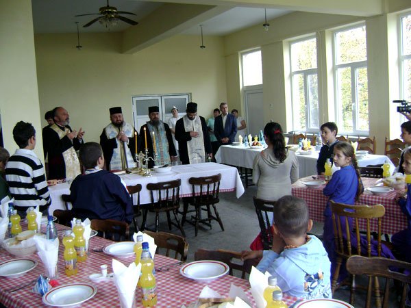 Program de binefacere pentru copiii nevoiaşi din judeţul Hunedoara 100694