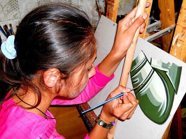 Binele înfloreşte în tinda bisericii 100724