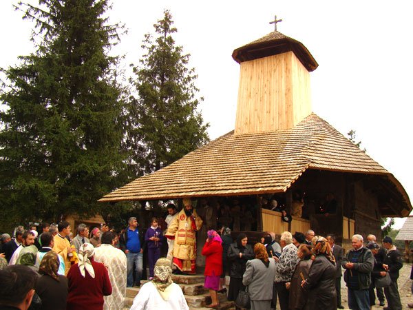 Biserica din Parohia Păroşi a fost resfinţită 100716