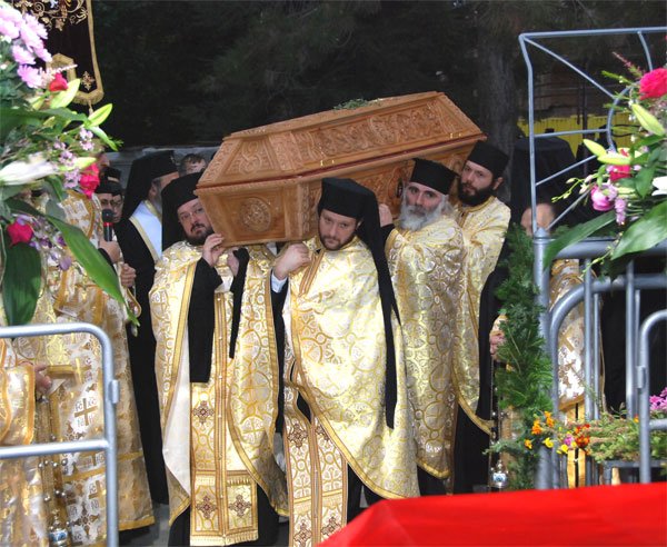 O cruce grea, dar frumoasă pentru slujitorii Catedralei mitropolitane 100711