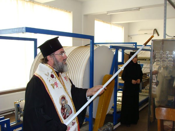 Sfinţirea Fabricii de lumânări „Sfânta Fotini“ din Roman 100741