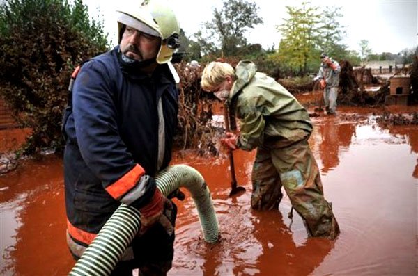 Unda de poluare din Ungaria a ajuns în Dunăre 100745