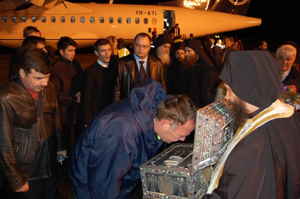 Moaştele Sfântului Maxim au ajuns la Iaşi 100805