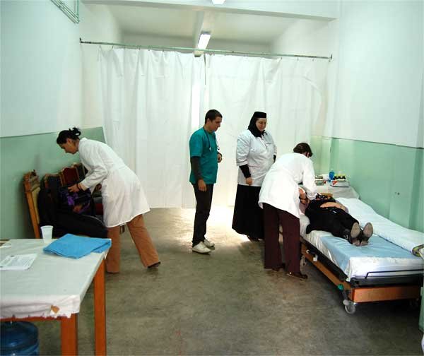 „Pelerinii să fie îmbrăcaţi adecvat şi să aştepte cu răbdare momentul închinării la sfintele moaşte“ 100820