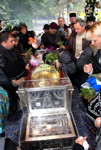 „Duhovnicul meu m-a îndemnat să vin la Iaşi pentru a cere mijlocire Sfintei Parascheva“ 100855