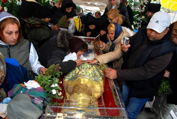 Nesfârşită rugăciune la moaştele Sfintei Cuvioase Parascheva 100876