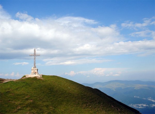 Crucile care ne veghează din înaltul cerului 100931