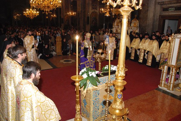 Priveghere şi Liturghie în miezul nopţii 100914