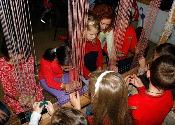 30 de copii timişoreni învaţă arta ţesutului covoarelor 100983