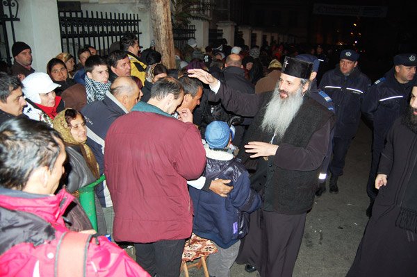 IPS Teofan i-a binecuvântat pe pelerinii Sfintei Parascheva 101017