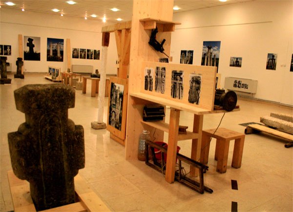 Meşteri cruceri şi rodul dălţii lor la Muzeul Ţăranului Român 100990