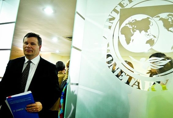 FMI: Creşterea salariului minim poate fi periculoasă 101082