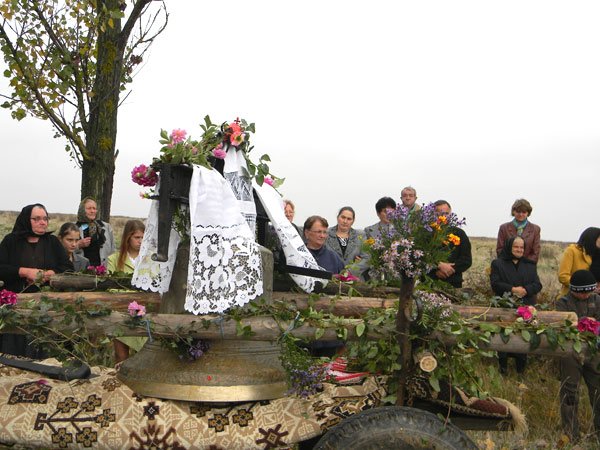 Bucuria sfinţirii clopotului în Parohia Hodiş, Arad 101102