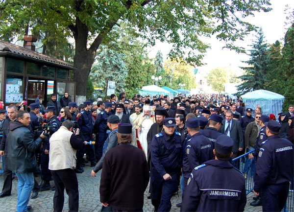 Jandarmii, misiune de credinţă printre pelerini 101090