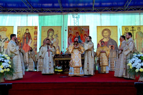 Slujbe arhiereşti pe esplanada Catedralei patriarhale 101137