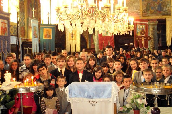 Elevii, la Liturghie la Zărand 101192